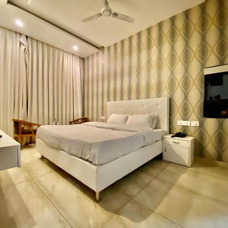 Hotel Hollywood - Family Hotel Zirakpur Exterior foto